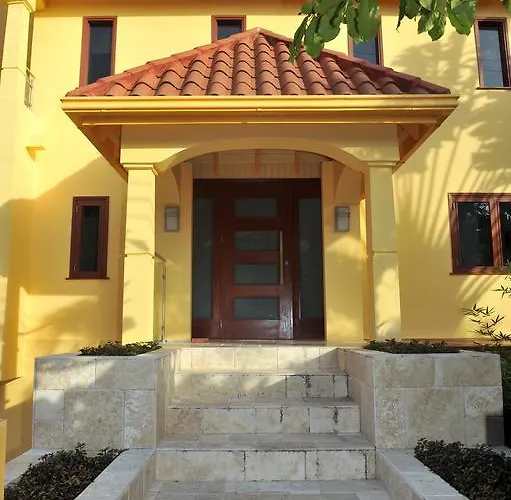 One Luxe Jamaica With Private Pool, Modern Interior And Secluded Ocho Ríos